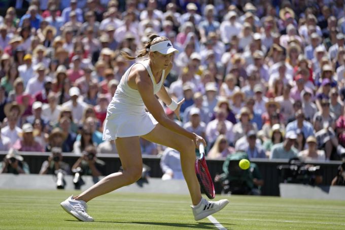 Jelena Rybakina erlebt einen bitteren Start in ihrem ersten Grand-Slam-Finalspiel. Jelena Rybakina