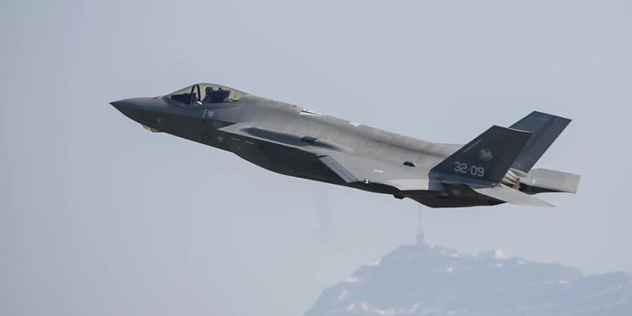 Wie viel wird die Beschaffung der neuen F-35-Kampfjets die Schweiz kosten? Das zuständige Bundesamt und die Eidgenössische Finanzkontrolle (EFK) streiten sich um die Risiken der Beschaffung. (Archivbild)