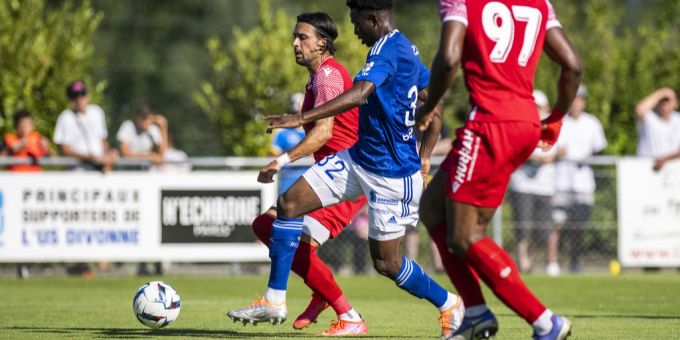 Der Walliser Verteidiger Dennis Iapichino (l) kämpft mit dem französischen Spieler Marvin Senaya (m) um den Ball beim Testspiel des FC Sion gegen den RC Strassburg. racing strassburg