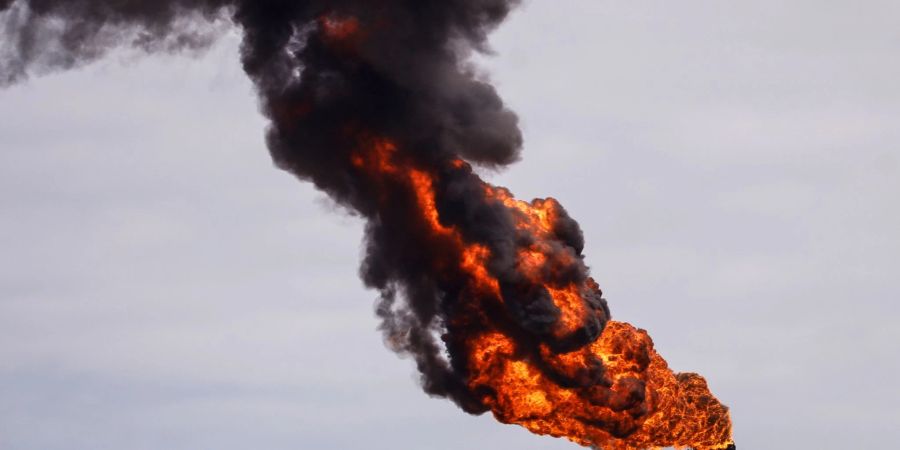 Überschüssiges Gas wird am Industriepark für Erdöl und Petrochemie «Jose Antonio Anzoategui» in Venzuela verbrannt.