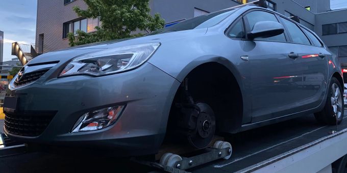Risch Rotkreuz ZG - Autorad löst sich während der Fahrt