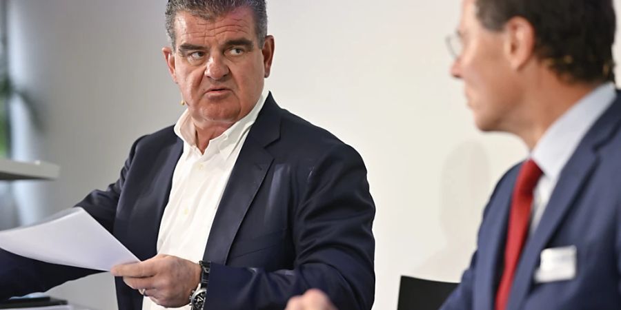 Stadler-Rail-Verwaltungsratspräsident und CEO ad interim, Peter Spuhler, links, und CFO Raphael Widmer an der Bilanzmedienkonferenz im März. (Archivbild)