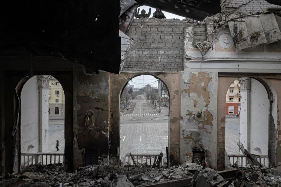 Ein Bild, das während eines vom russischen Militär organisierten Besuchs in Mariupol aufgenommen wurde, zeigt die Zerstörung im Inneren des zerstörten Schauspielhauses.