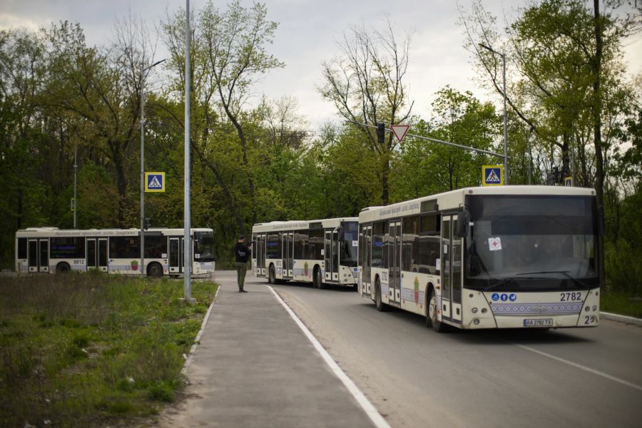 Die Busse des Roten Kreuzes voller Flüchtlinge kommen am 3. Mai in Saporischschja an.