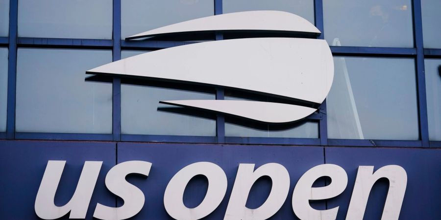 Das US-Open-Logo am Arthur-Ashe-Stadion im USTA Billie Jean King National Tennis Center.