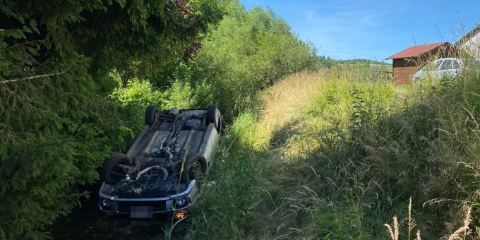 Die Autofahrerin blieb beim Unfall unverletzt. Die Autofahrerin blieb beim Unfall unverletzt.