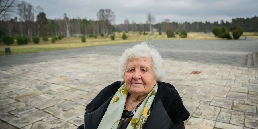 Anastasia Gulej aus Kiew besucht die Gedenkstätte des Konzentrationslager Berge-Belsen. Die Überlebende der Lager Auschwitz, Buchenwald und Bergen-Belsen musste im hohen Alter vor dem Krieg aus der Ukraine nach Deutschland fliehen.