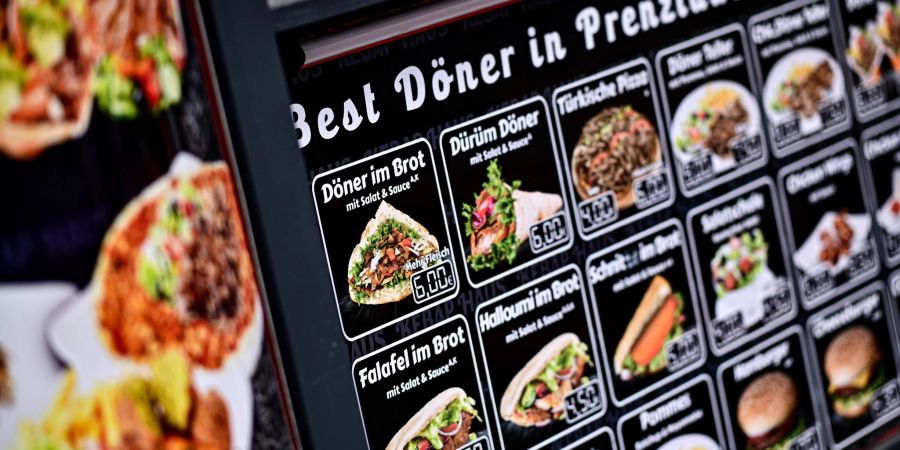 Speisen oder Getränke zum Mitnehmen, der Verzehr in Fastfood-Restaurants - das war nach Daten des Statistischen Bundesamts im März rund sechs Prozent teurer als vor einem Jahr.