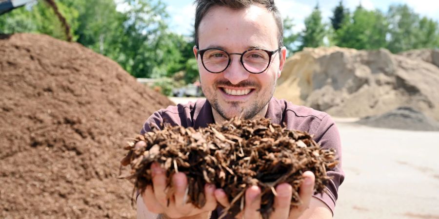 Nick Burkhardt, Geschäftsführer der Firma Corthum in Baden-Württemberg, zeigt sortierten Rindenmulch.