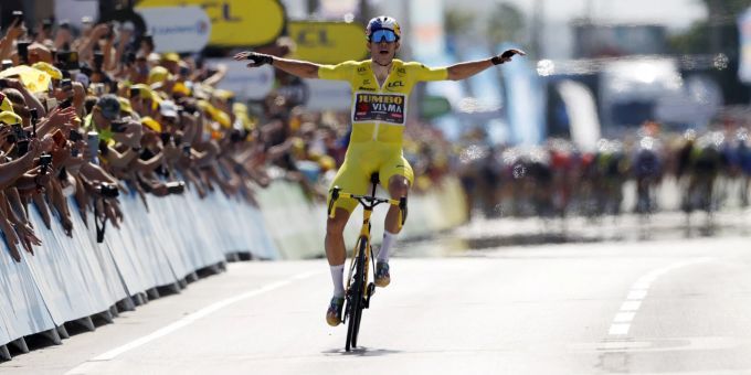 Wout van Aert fährt im Maillot Jaune auf der vierten Etappe der Tour de France zum Tagessieg. Tour de France