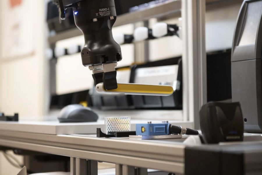 Doch nicht nur in der Gastronomie und Hotellerie, auch in der Industrie erweisen sich Roboter als nützlich.