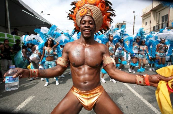 Ein Tänzer am Karneval in Trinidad. (Archivbild) feier der steel pan