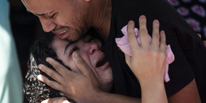 Jenifer Salles wird während der Trauerfeier für ihre Mutter Leticia Marinho Salles, die bei einer Polizeirazzia in der Favela Complexo do Alemao in Rio de Janeiro getötet wurde, von einem Verwandten auf dem Friedhof Caju in Rio de Janeiro, Brasilien, getröstet. (AP Photo/Bruna Prado) rio de janeiro