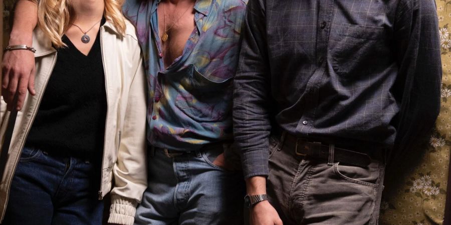 Marie Colomb als Marianne, Joseph Olivennes (m.) als Jerome und Thimotee Robart als Philippe in einer Szene des Films "Die Magnetischen".