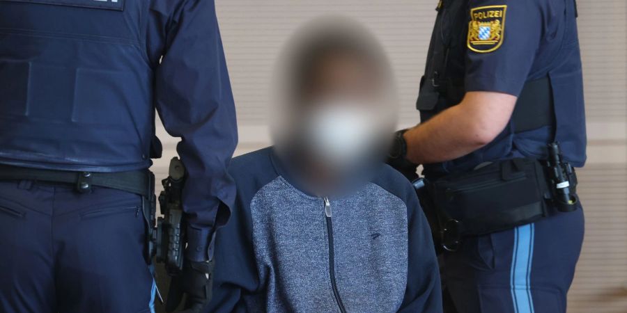 Der Beschuldigte sitzt im Gerichtssaal in Veitshöchheim.