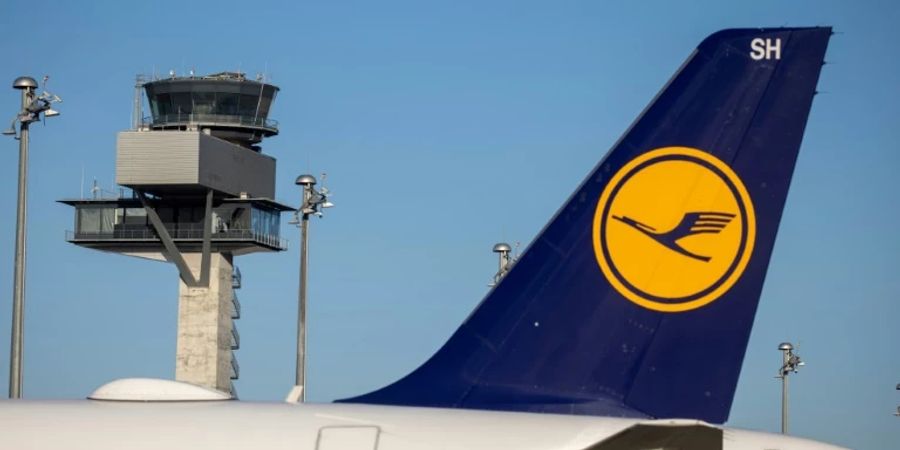 Lufthansa-Maschine auf dem Flughafen Berlin-Brandenburg