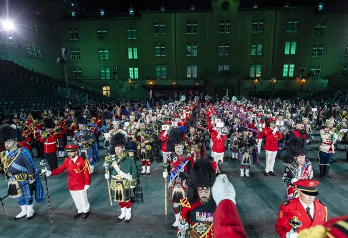 Eine kombinierte Formation aller Teilnehmer am Basel Tattoo 2022. SWITZERLAND BASEL TATTOO