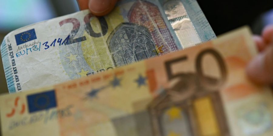 Die Bundesbank präsentiert gefälschte 20-Euro- und 50-Euro-Geldscheine. Im Juli 2021 hatte die Polizei eine Fälscherwerkstatt in Köln ausgehoben und rund 600 fertige Fälschungen gefunden.