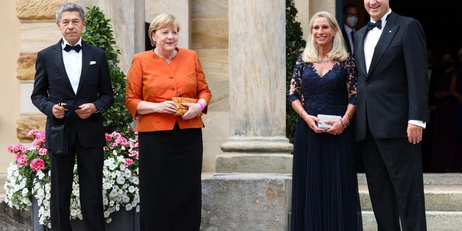 Die Ex-Bundeskanzlerin Angela Merkel (2.v.l., CDU), ihr Mann Joachim Sauer (l.) sowie Bayerns  Ministerpräsident Markus Söder (r., CSU) und seine Frau Karin Baumüller-Söder sind immer wieder Gäste der Festspiele in Byreuth.