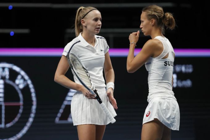 Jil Teichmann (r.) und Viktorija Golubic (l.) könnten in Wimbledon für Top-Spielerinnen zu gefährlichen Stolpersteinen werden. (Archivbild) Teichmann Golubic