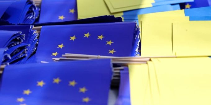 Die Flaggen der EU und der Ukraine. EU Ukraine
