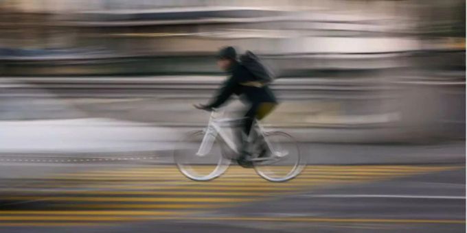 Nach dem Unfall bleibt der Verursacher kurz stehen, fährt dann aber einfach weiter. (Symbolbild) unfall