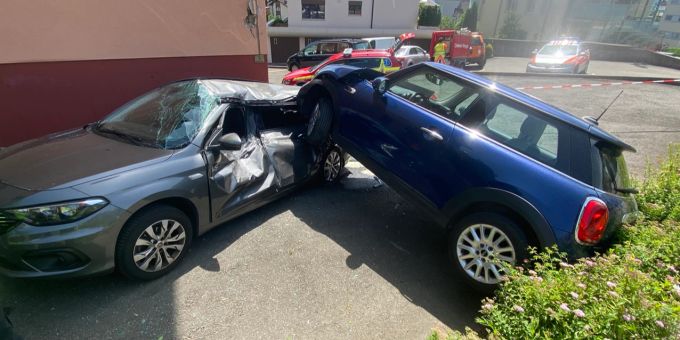 Weggis LU: Lenkerin kollidiert mit parkierten Auto Weggis LU: Lenkerin kollidiert mit parkierten Auto