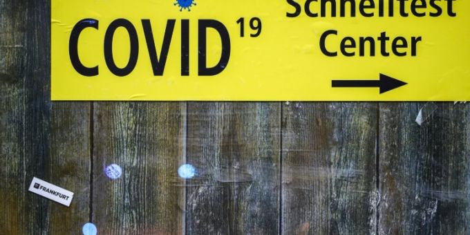 Plakat weist zu einem Testzentrum in Frankfurt Plakat weist zu einem Testzentrum in Frankfurt