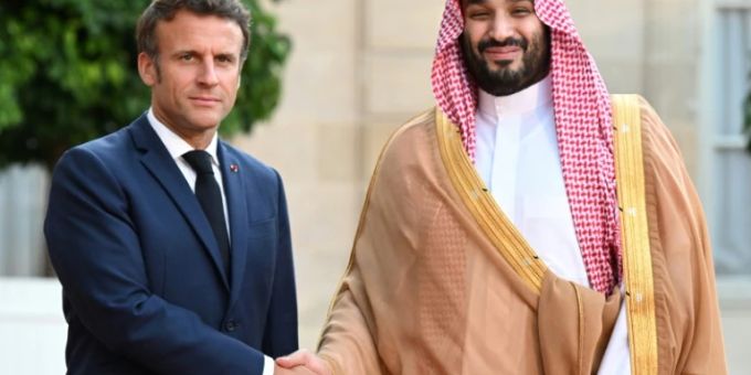 Macron und bin Salman schüttelten sich lange die Hand Macron und bin Salman schüttelten sich lange die Hand