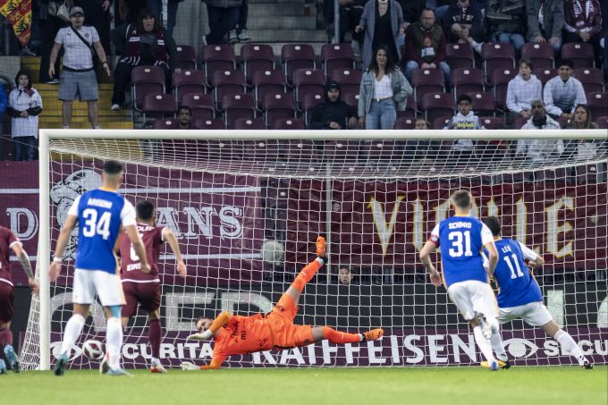 Jeremy Frick (Servette) kann den Elfmeter von Leo Bonatini (GC) nicht parieren. Servette GC Super League