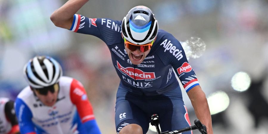 Der Niederländer Mathieu van der Poel (r) gewann die Flandern-Rundfahrt.