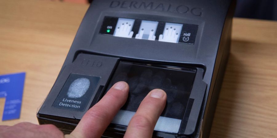 Gängige Praxis: Für einen Personalausweis werden Fingerabdrücke gescannt.