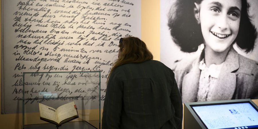 Eine Person in der Sonderausstellung «Anne Frank und die Schweiz» im Schweizerischen Nationalmuseum im Schloss Prangins VD.