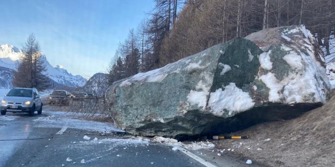 Felssturz zwischen Sils Baselgia und Plaun da Lej. Felssturz Engadinerstrasse