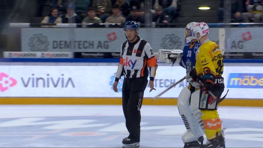 Bei der 1:6-Niederlage des SCB beschwert sich Zug-Goalie Genoni nach dem Ehrentreffer beim Schiedsrichter.