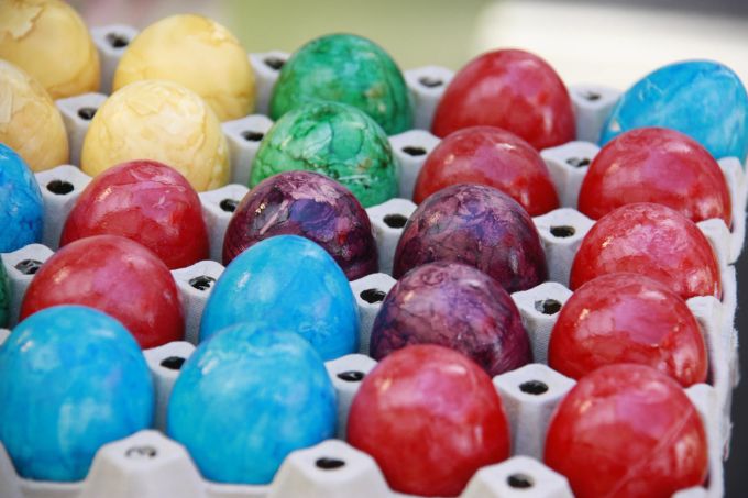 Augen auf beim Eierkauf: Konsumierende sollten auf die Herkunft der gekauften Eier achten oder auf pflanzliche Alternativen setzen. Tierschutz
