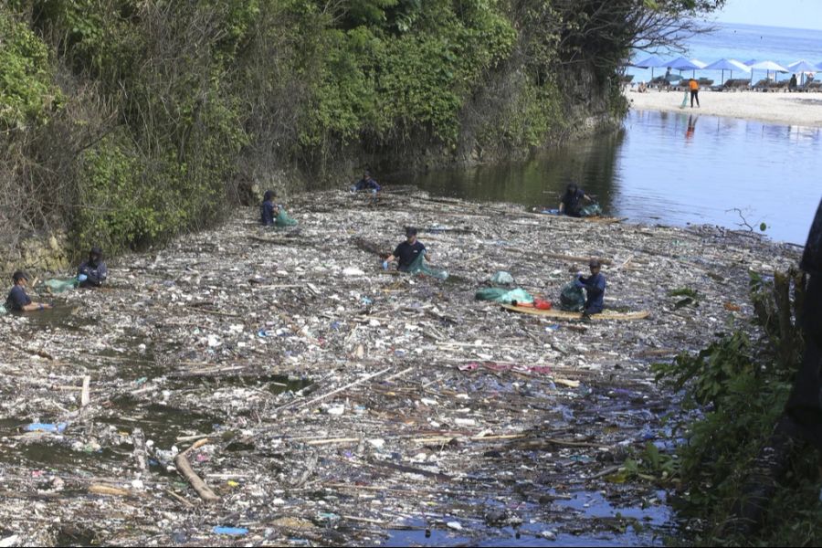 Das Plastik wird von heftigen Westwinden auf die Insel gespült.