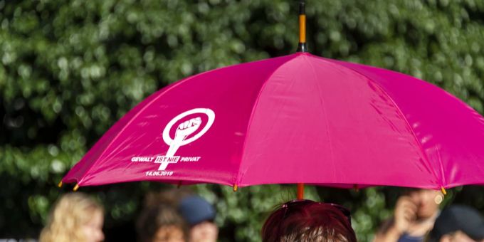 Eine Frau mit der Aufschrift «GEWALT IST NIE PRIVAT» auf ihrem Schirm nimmt teil am Frauenstreik in Basel. (Archivbild) Frauenstreik Gewalt Istanbul-Konvention