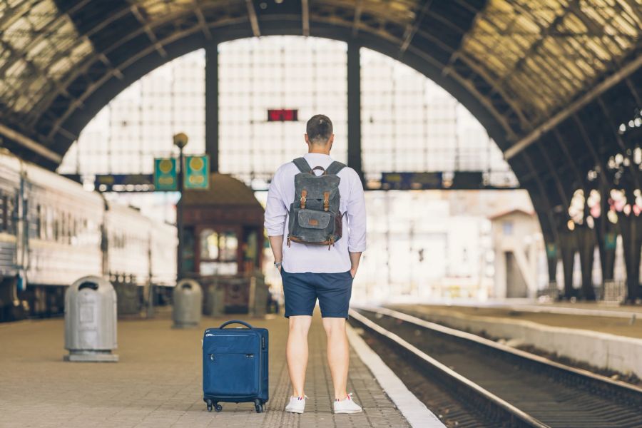 Mann am Bahnhof.