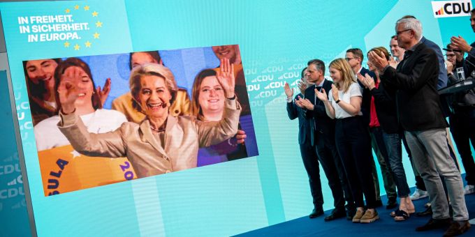 09.06.2024, Berlin: Ursula von der Leyen (l, CDU), Präsidentin der Europäischen Kommission, wird nach den ersten Hochrechnungen im Konrad-Adenauer-Haus zugeschaltet. Europawahl CDU Wahlparty