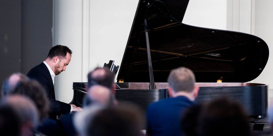 Im Rahmen der Preisverleihung in der Französischen Friedrichstadtkirche in Berlin spielte Preisträger Igor Levit am Flügel.
