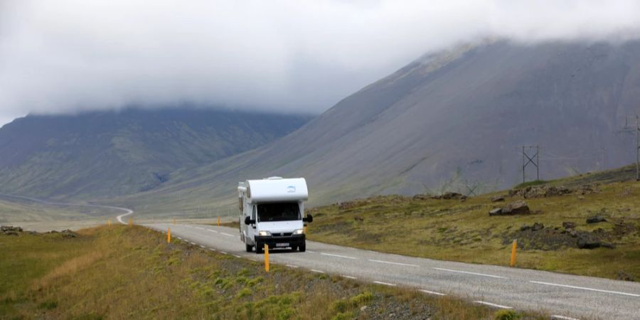 Camper Strasse Island Berge Nebel