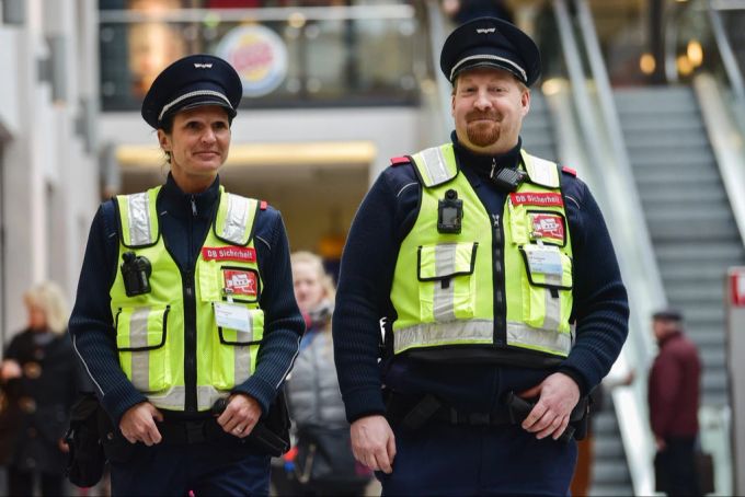 Zwei Securitas der DB