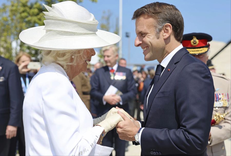 Camilla begrüsst Emmanuel Macron.