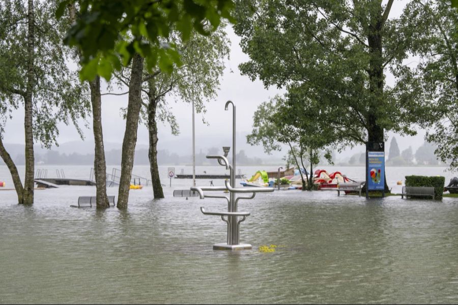 Vor allem bei Seen würden die Wasserstände bis zu den Niederschlägen am Wochenende erhöht bleiben.