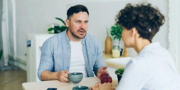 Mann und Frau am Tisch, Diskussion