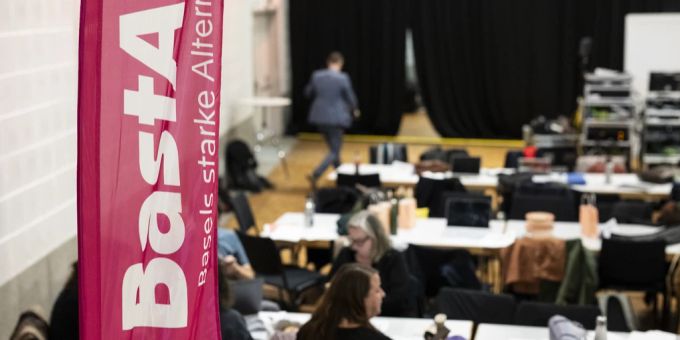 Eine Fahne der Basler Linkspartei Basta! steht am Tag der Gesamterneuerungswahlen von Regierungsrat und Grossem Rat des Kantons Basel-Stadt. Basta