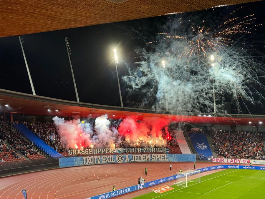 Die Fans von GC zünden ein Feuerwerk.