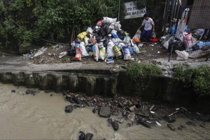 Schon nach den Zerstörungen durch den letzten Sturm mussten Massen an Abfall und Trümmern gesammelt werden. (Archivbild) Philippinen Tropensturm Überschwemmungen