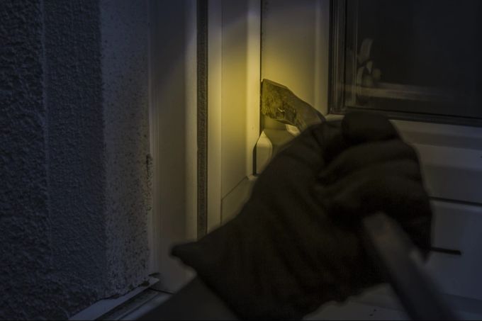 Gerade in der dunkleren Jahreszeit ist wohl besondere Vorsicht geboten. (Symbolbild) Einbrüche Winter
